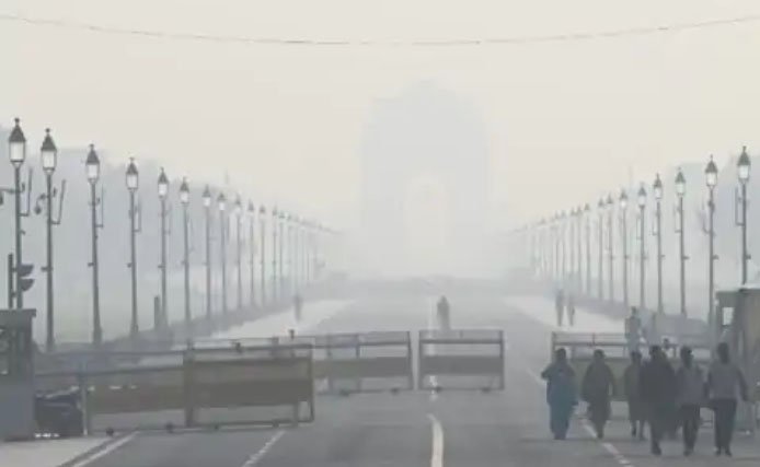 Delhi’s Air Quality Deteriorates Sharply AQI Crosses 400 Health Risks Rise
