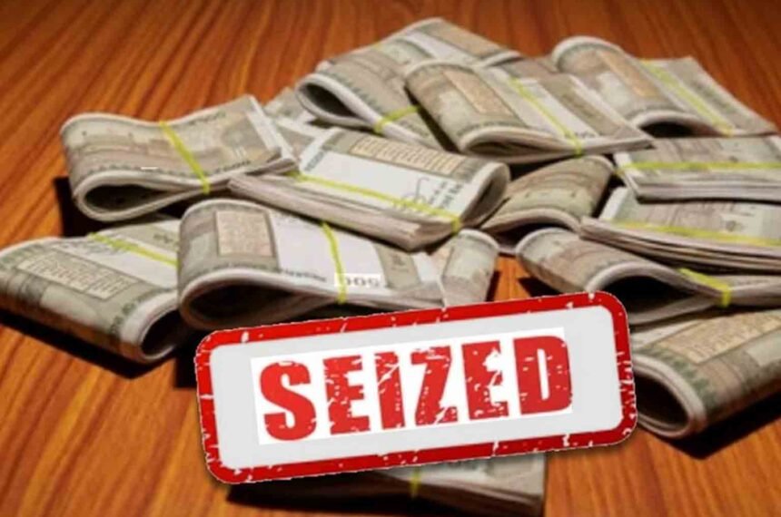 Police officers displaying seized fake ₹500 notes