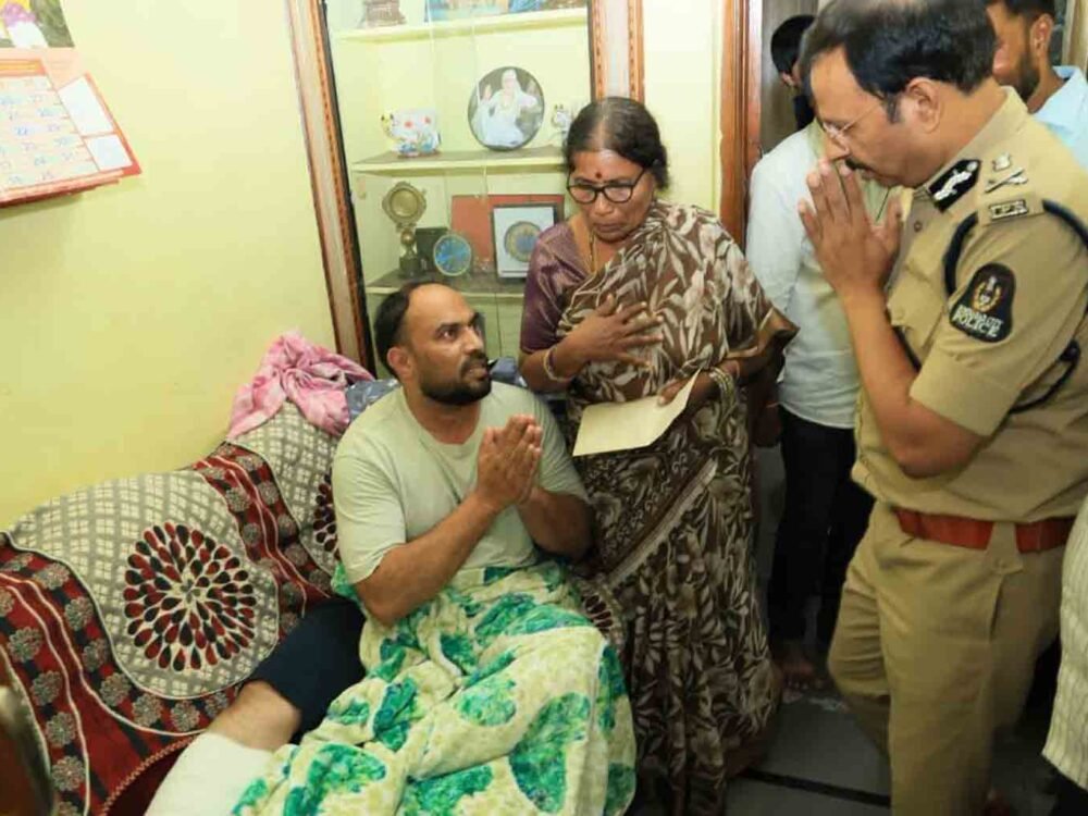 Hyderabad CP Sajjanar Visits Constables home