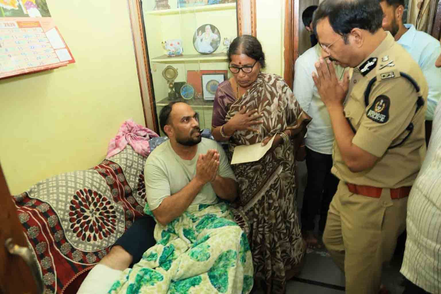 Hyderabad CP Sajjanar Visits Constables home