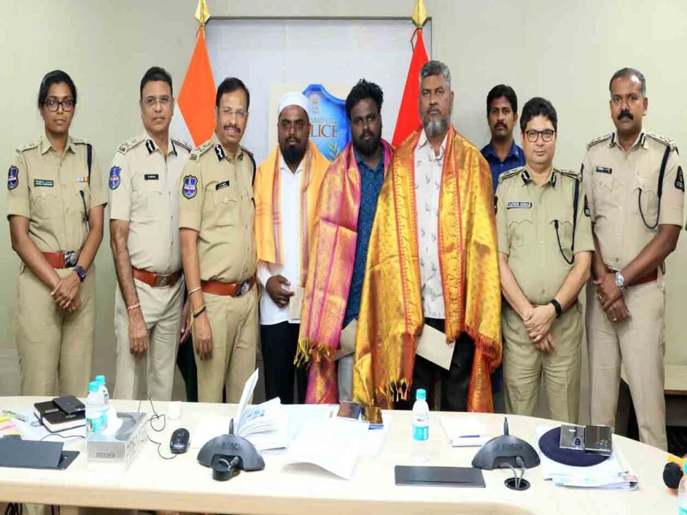 Three citizens rescue six year old girl from drowning in Hussain Sagar